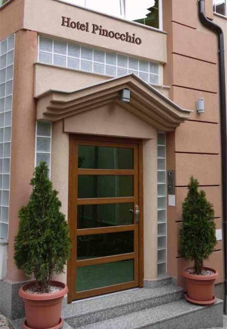Hotel Pinocchio Pristina Buitenkant foto