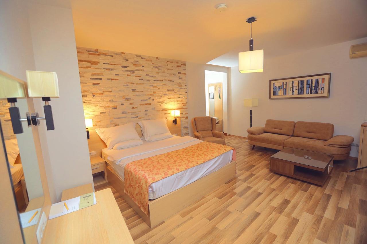 Hotel Pinocchio Pristina Buitenkant foto