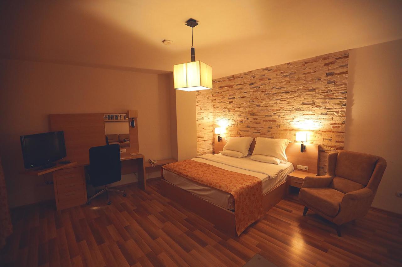 Hotel Pinocchio Pristina Buitenkant foto